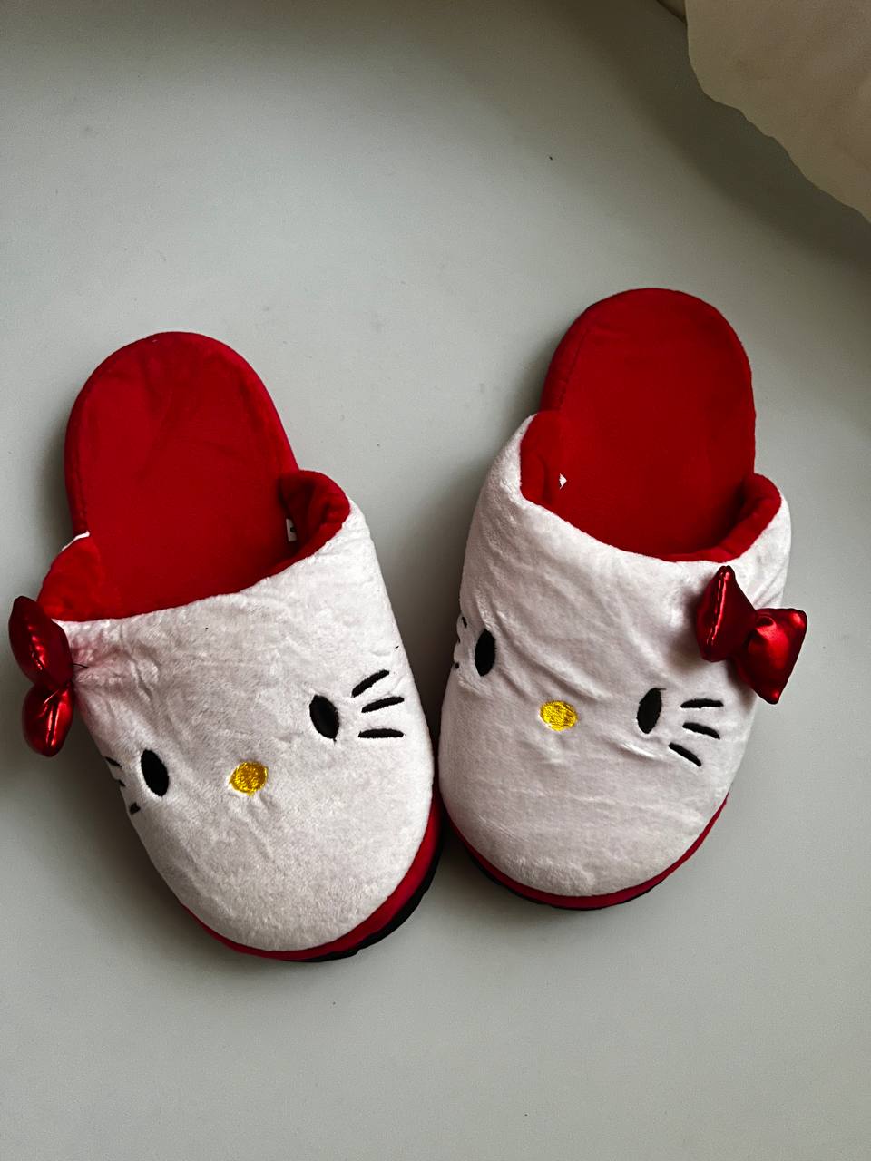 HELLO KITTY SLIPPERS