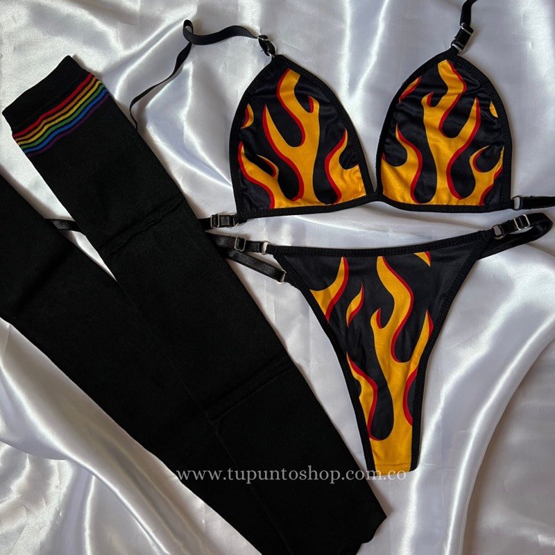 BIKINI + MEDIAS LLAMAS